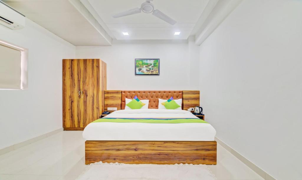 1 dormitorio con 1 cama grande en una habitación en Treebo Trend Nysha Palace Mahipalpur, en Nueva Delhi