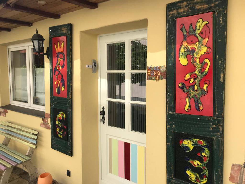 eine Tür zu einem Haus mit bunten Gemälden darauf in der Unterkunft Ferienwohnung WohlFühlWohn in Vreden