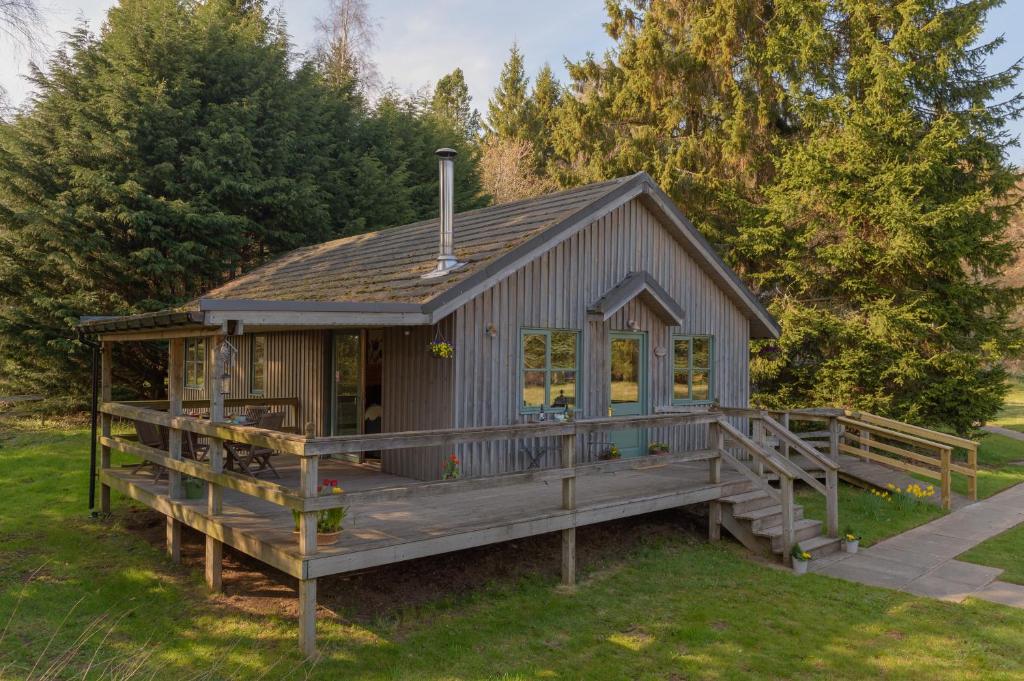 Casa de madera grande con terraza grande en Ben Macdui, en Banchory