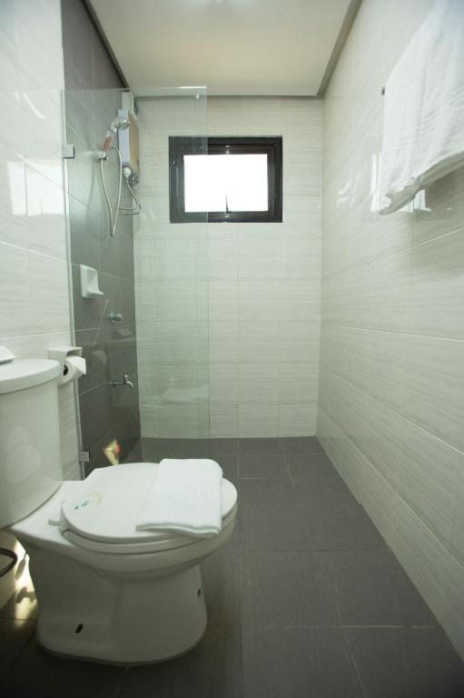 Koupelna v ubytování The Lanang Suites