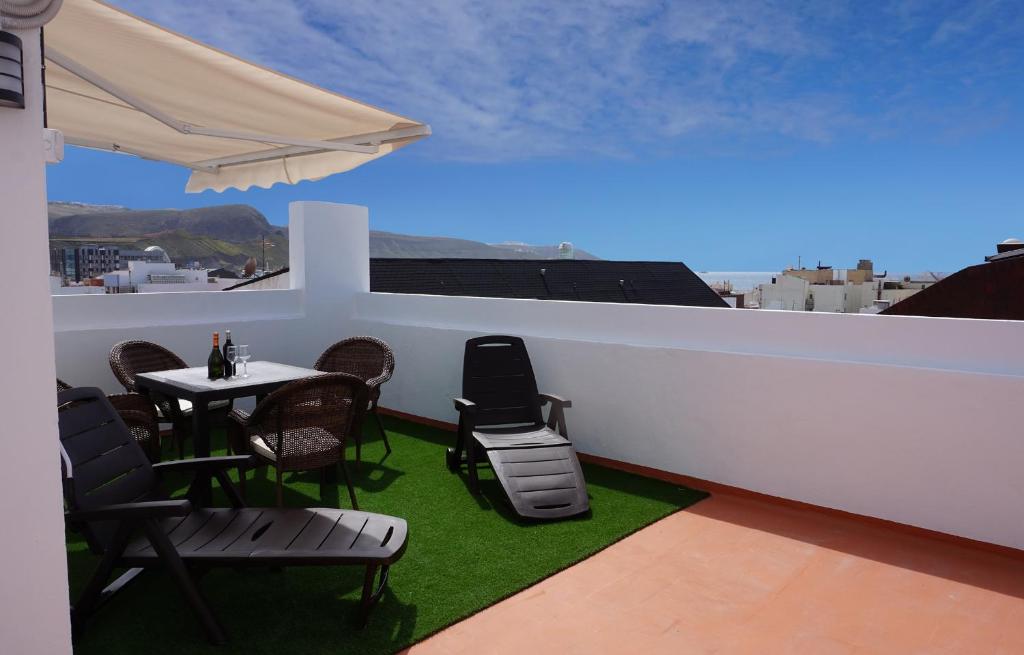balcón con mesa y sillas en el techo en Apartamento Conpe, en Las Palmas de Gran Canaria