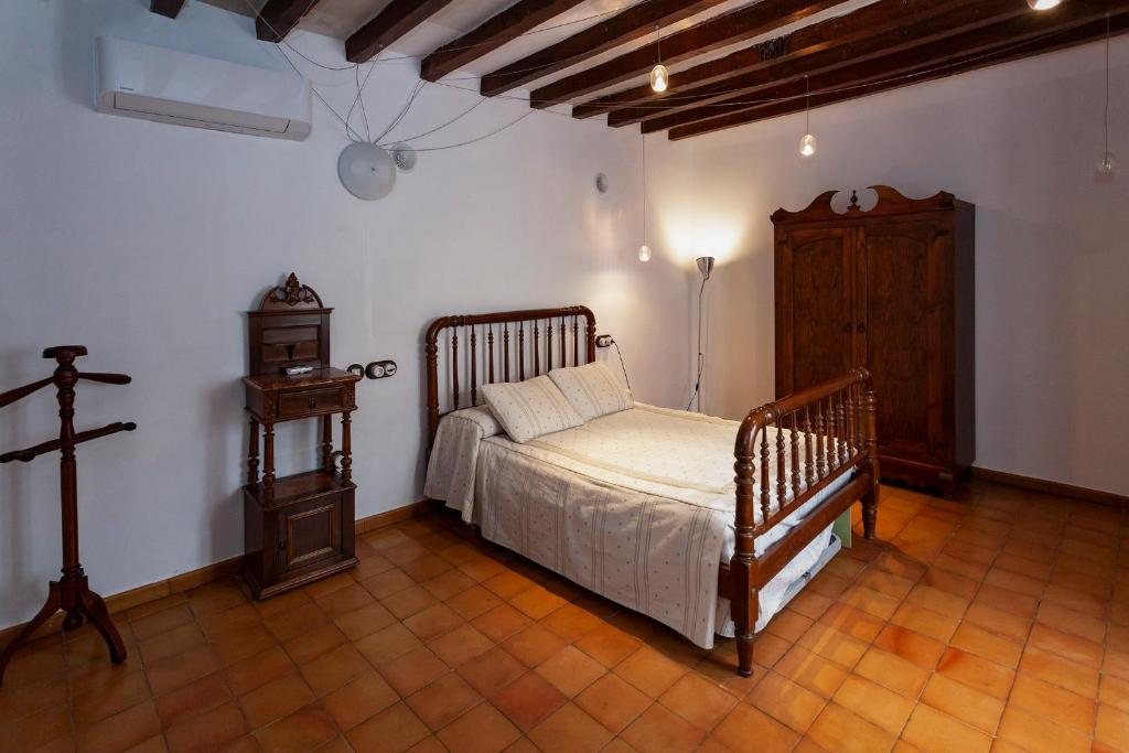 a bedroom with a bed and a dresser in it at Alojamiento rural "El Torreón" in Sabiote