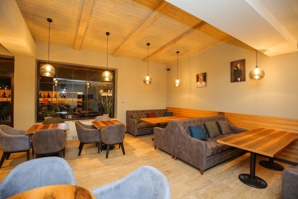 Posezení v ubytování CHALET DILIJAN Hotel & Restauarant