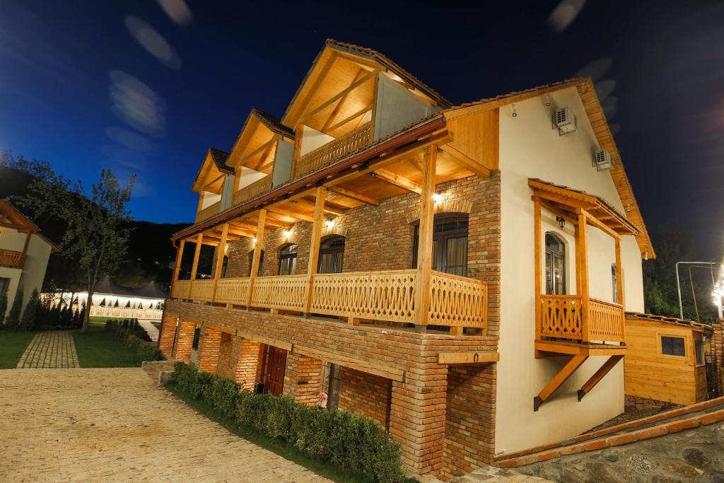 un grande edificio in mattoni con balcone di CHALET DILIJAN Hotel & Restauarant a Dilijan