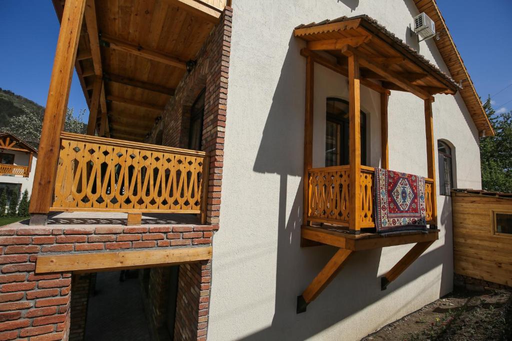 Balkón nebo terasa v ubytování CHALET DILIJAN Hotel & Restauarant