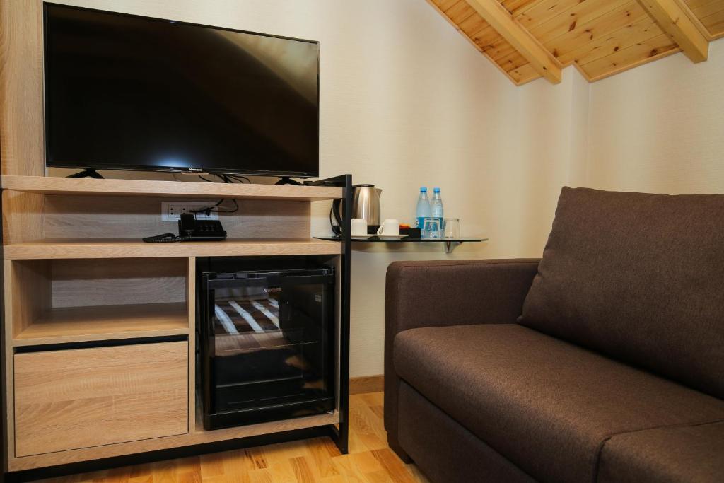 TV a/nebo společenská místnost v ubytování CHALET DILIJAN Hotel & Restauarant