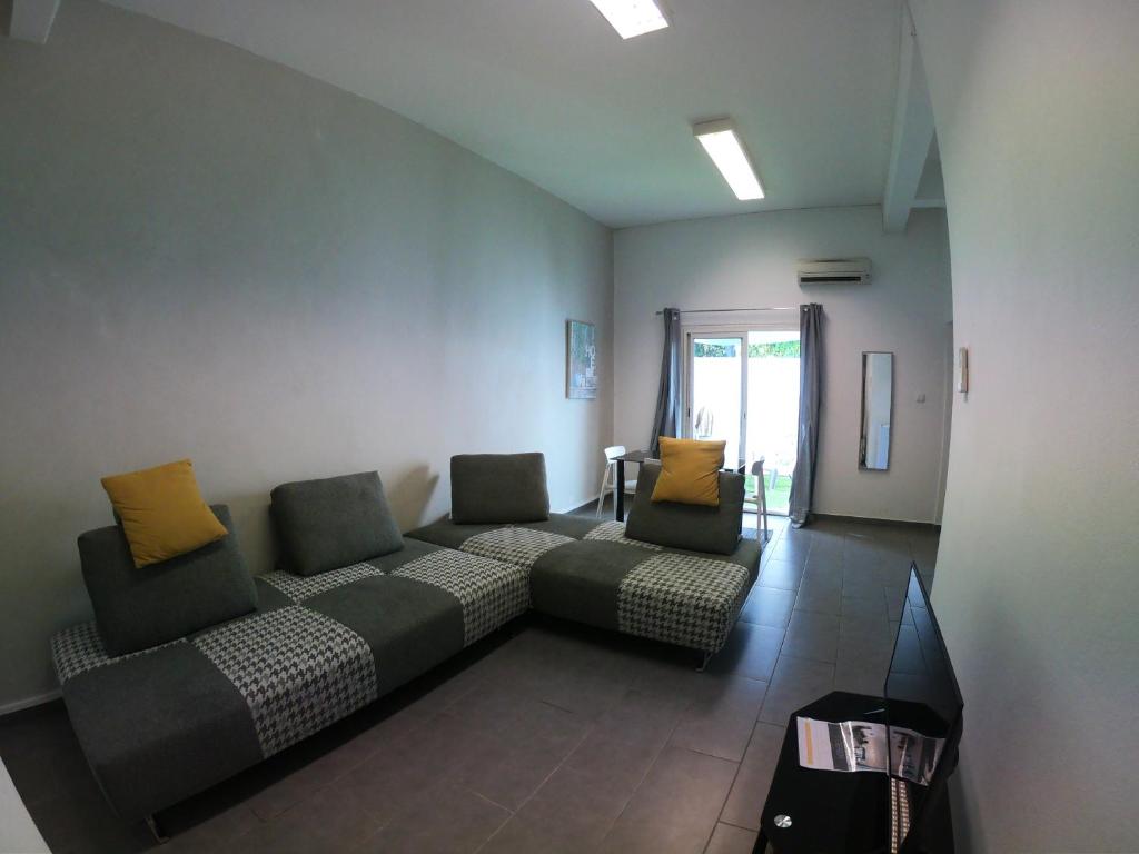 sala de estar con sofá y 2 sillas en F2 Crea Run en Saint-Pierre