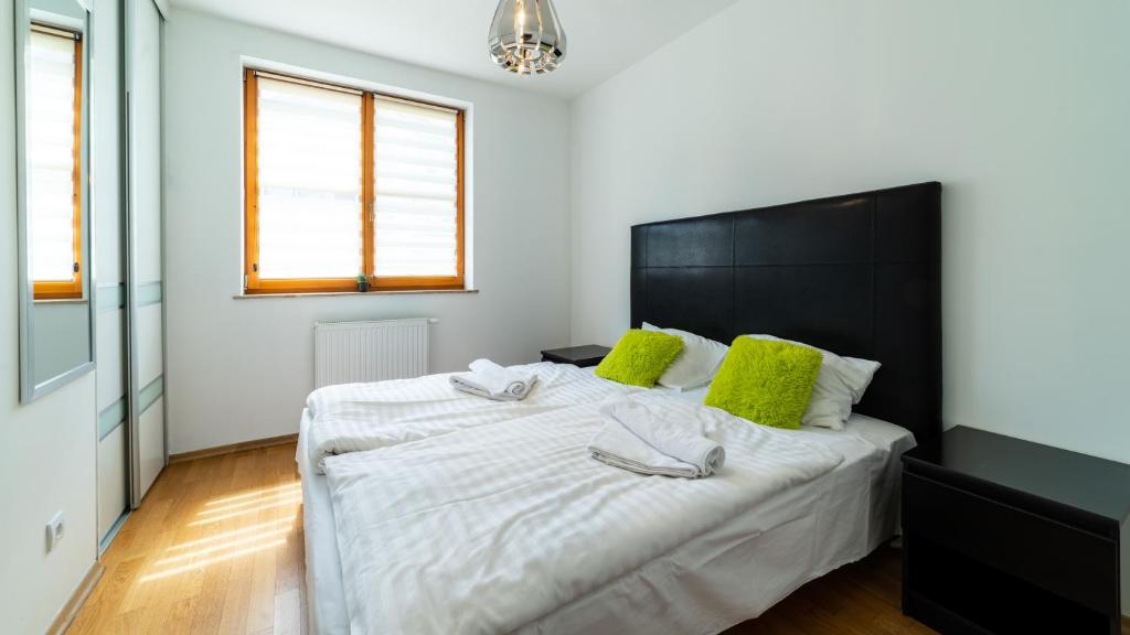 Posteľ alebo postele v izbe v ubytovaní Apartamenty Sun & Snow Karpacz Myśliwska