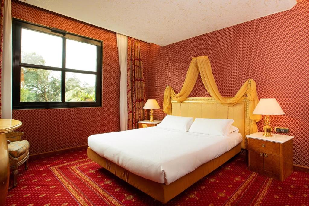Postel nebo postele na pokoji v ubytování SHG Hotel Antonella
