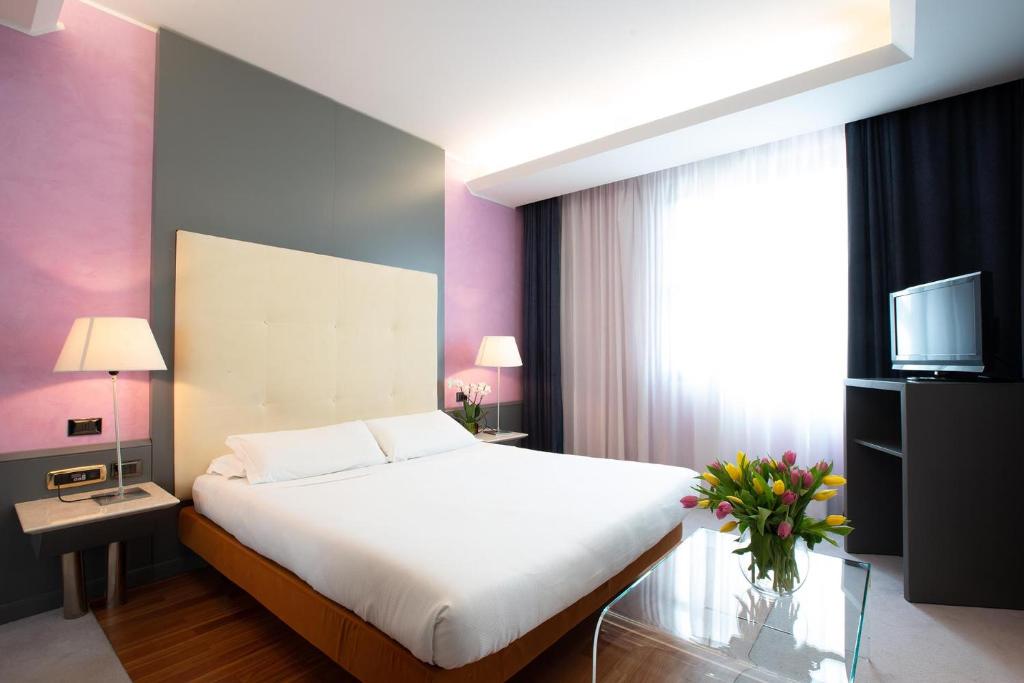 Postel nebo postele na pokoji v ubytování SHG Hotel Antonella