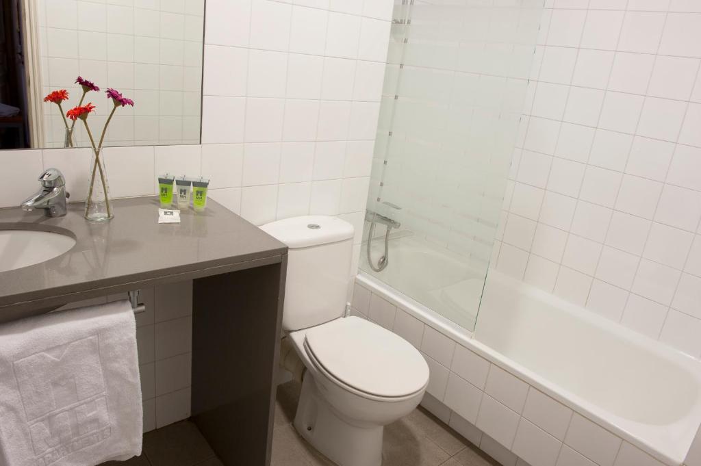 A bathroom at MH Apartments Tetuan