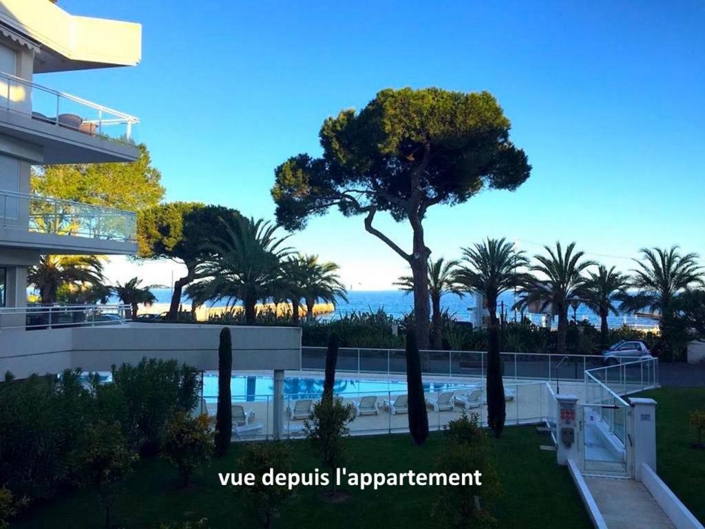uma vista para o oceano a partir da varanda de um edifício em Appartement Cannes vue mer 4 pers avec piscines em Cannes