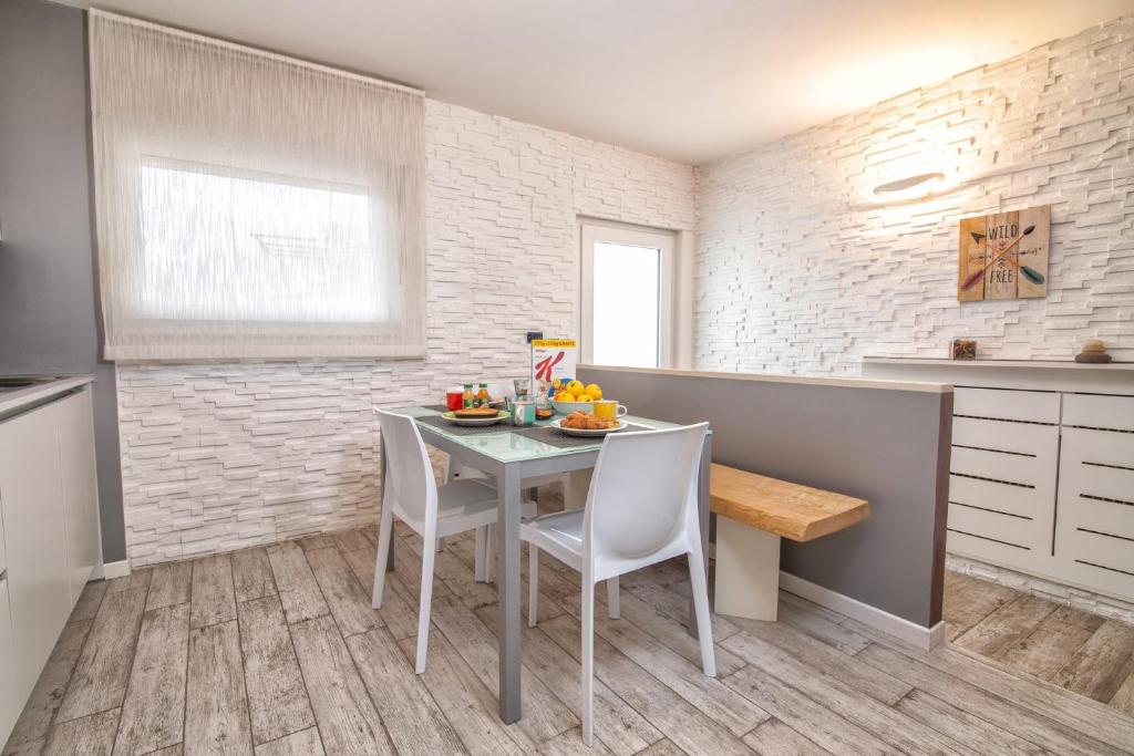 eine Küche mit einem Tisch und Stühlen im Zimmer in der Unterkunft Da Chris e Lisa - 022205-AT-296296 in Trient
