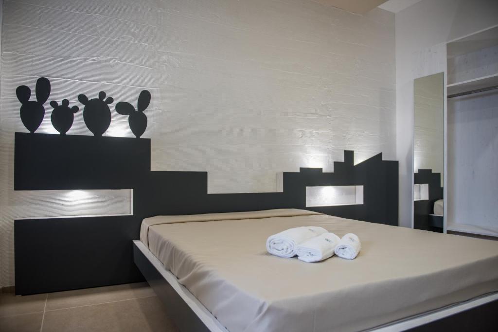 una camera da letto con un letto e due asciugamani di La Torre GMA Tourism a Torre Lapillo
