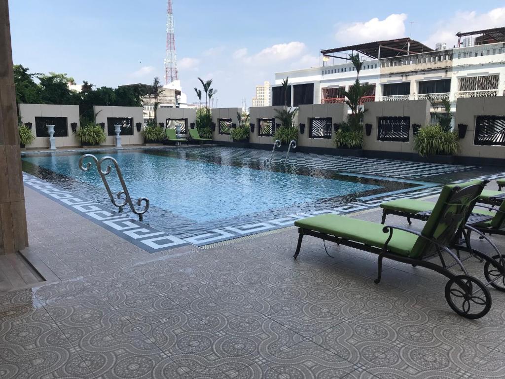 a swimming pool on top of a building at City Garden Tower Condo by Som in Pattaya South
