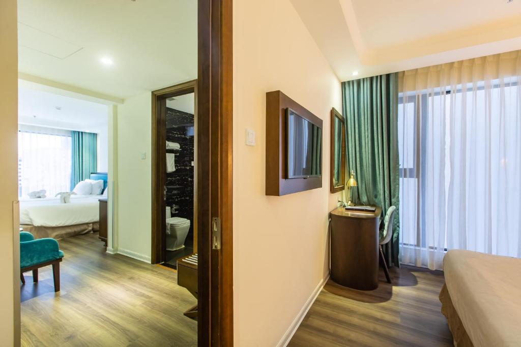 Postel nebo postele na pokoji v ubytování Adaline Hotel and Suite