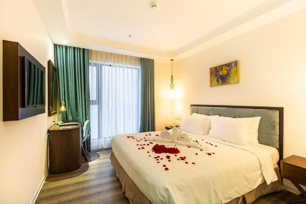 Postel nebo postele na pokoji v ubytování Adaline Hotel and Suite
