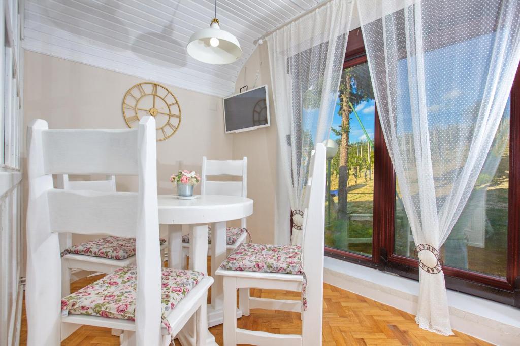 Zimmer mit 2 Stühlen, einem Tisch und einem Fenster in der Unterkunft Wine Paradise in Sveti Ivan Zelina