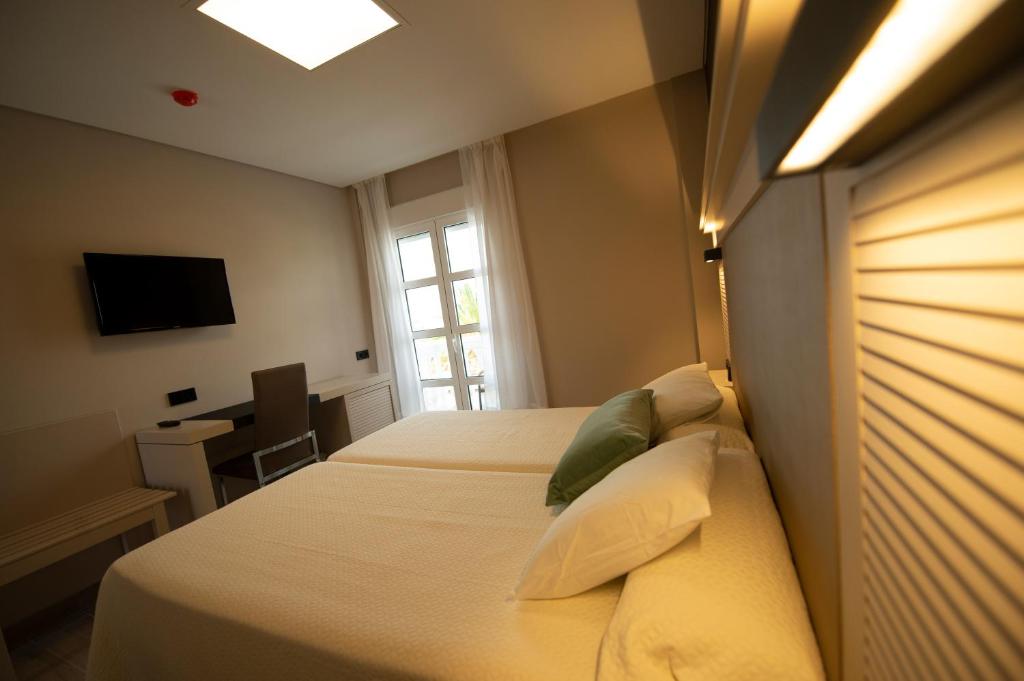 Posteľ alebo postele v izbe v ubytovaní Hotel Diufain