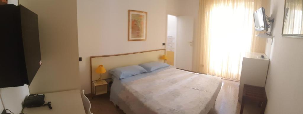 A bed or beds in a room at Hotel Galassi