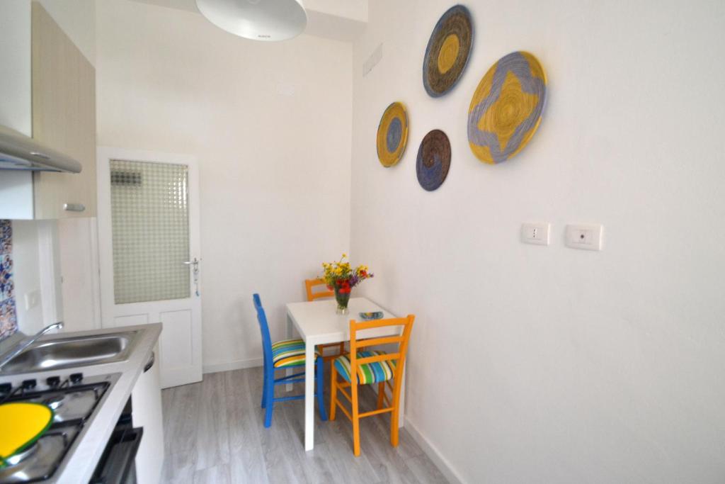 A kitchen or kitchenette at Casa degli Avi,da zio Nino nel Borgo Marinaro