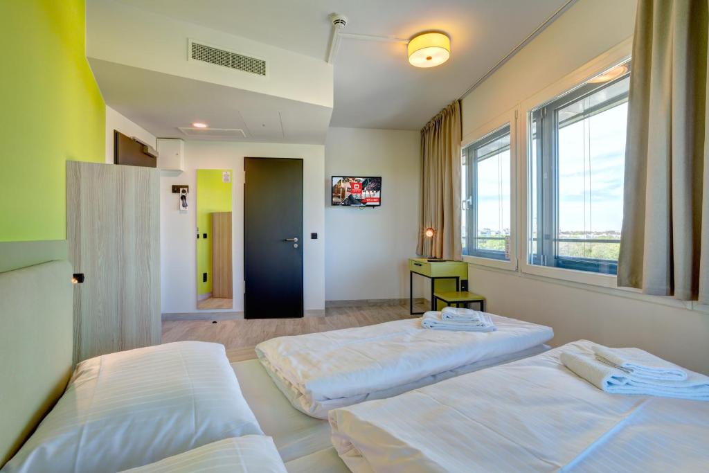 
Double Room for Single Use
