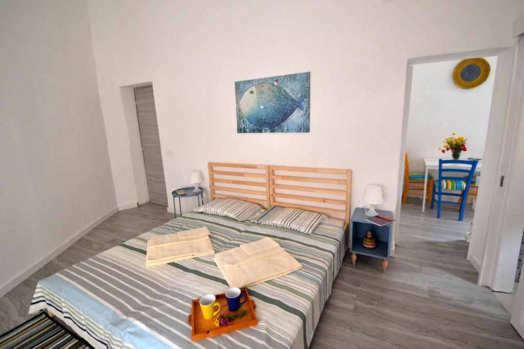 A bed or beds in a room at Casa degli Avi,da zio Nino nel Borgo Marinaro