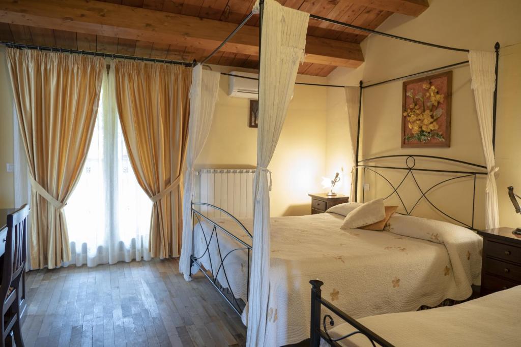 sypialnia z 2 łóżkami i dużym oknem w obiekcie Agriturismo La Ginestra w mieście Cercemaggiore