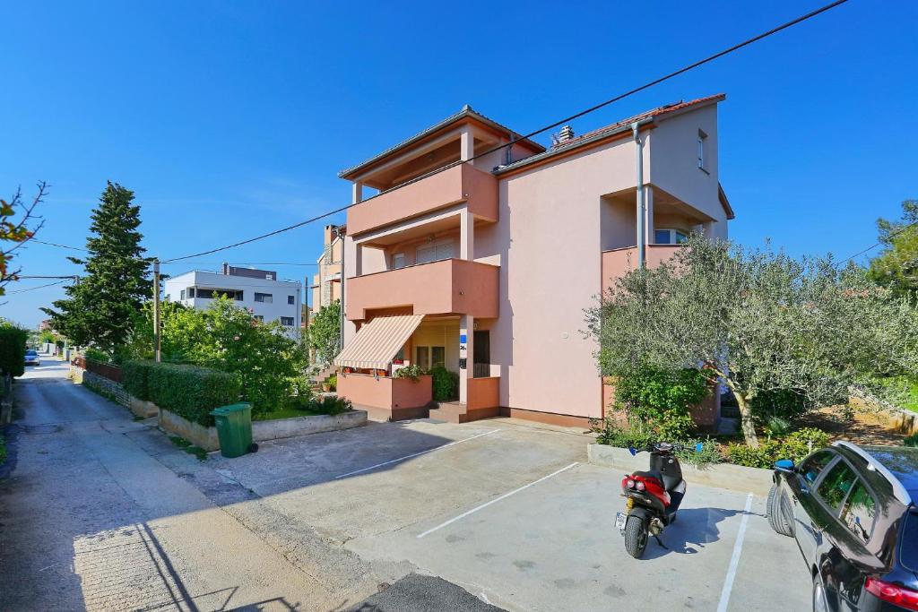budynek z parkingiem w obiekcie Apartmani Natali w mieście Zadar