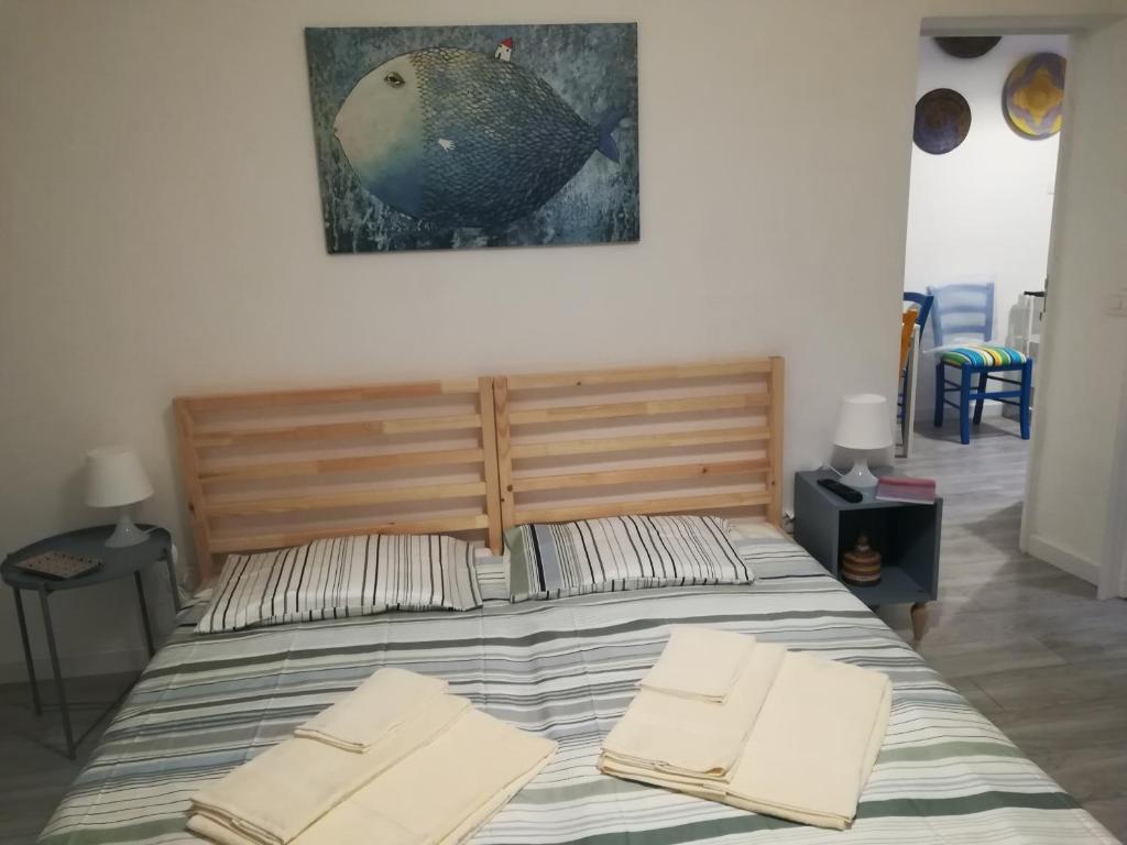 A bed or beds in a room at Casa degli Avi,da zio Nino nel Borgo Marinaro