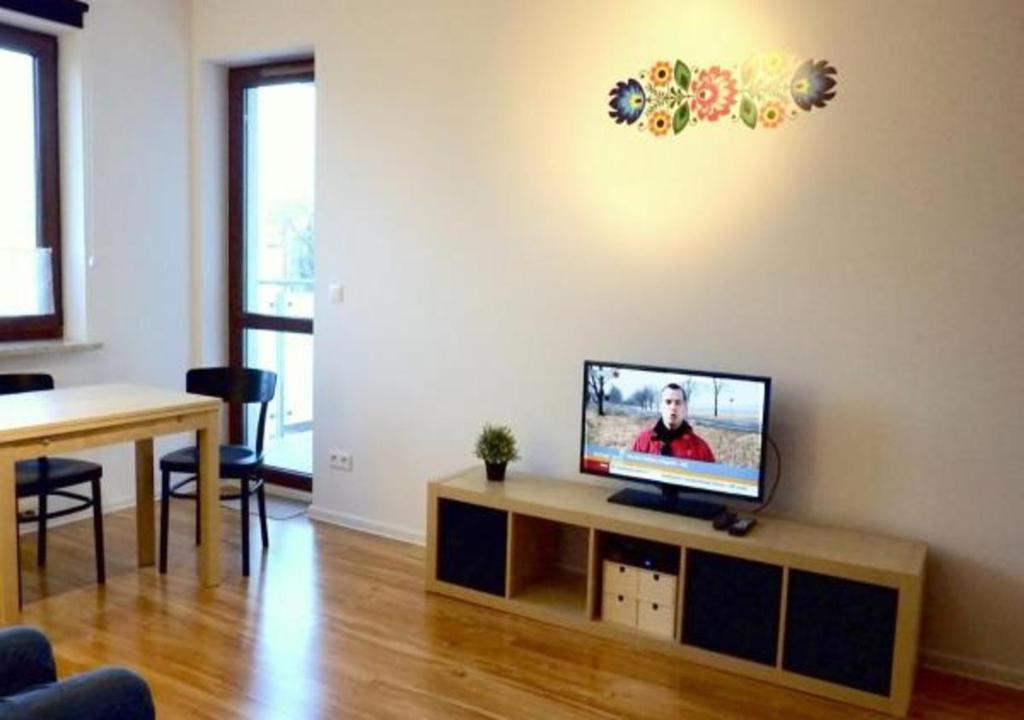 Televízia a/alebo spoločenská miestnosť v ubytovaní P&O Apartments Namyslowska