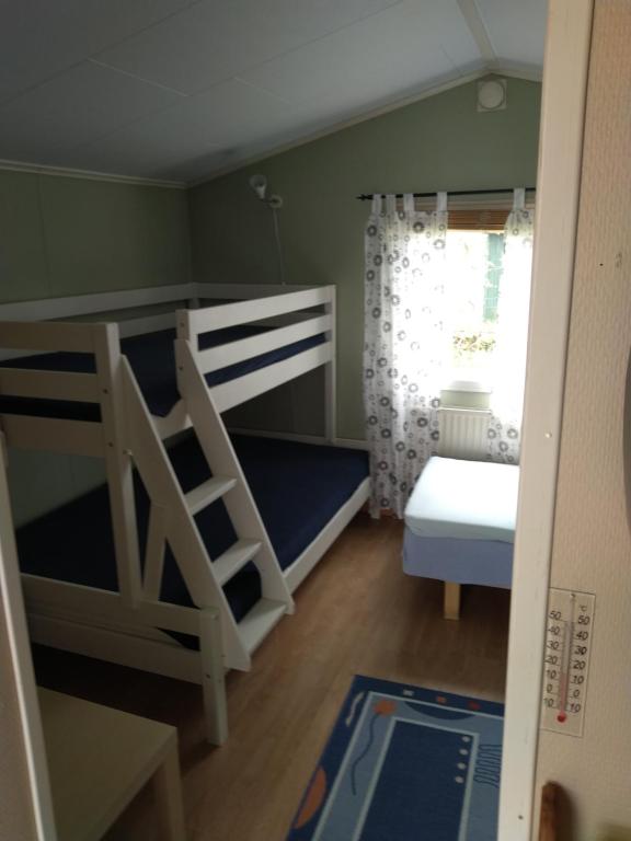 Postel nebo postele na pokoji v ubytování Kvarngården Natur Resort