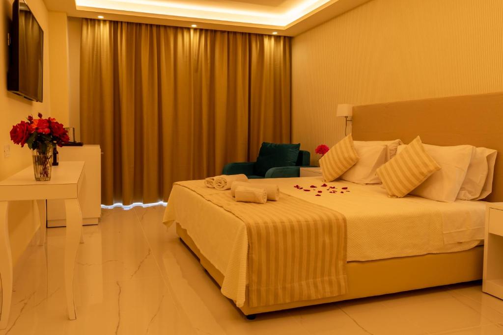 TV a/nebo společenská místnost v ubytování Ibiscus Corfu Hotel