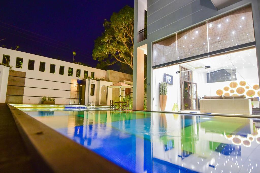 - une piscine en face d'une maison dans l'établissement Rice of Life by Tissa Inn, à Tissamaharama