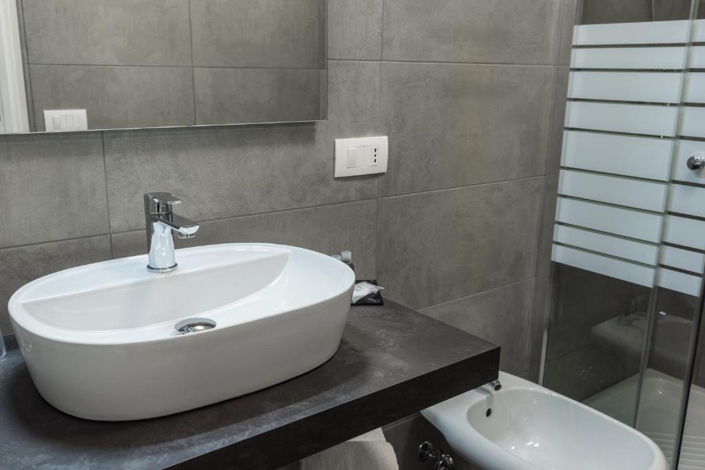 Koupelna v ubytování L'Essenza Hotel