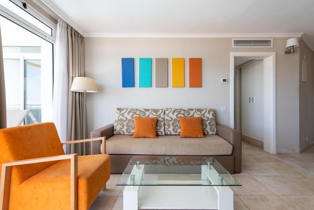 a living room with a couch and a table at Holiday Club Vista Amadores in Amadores