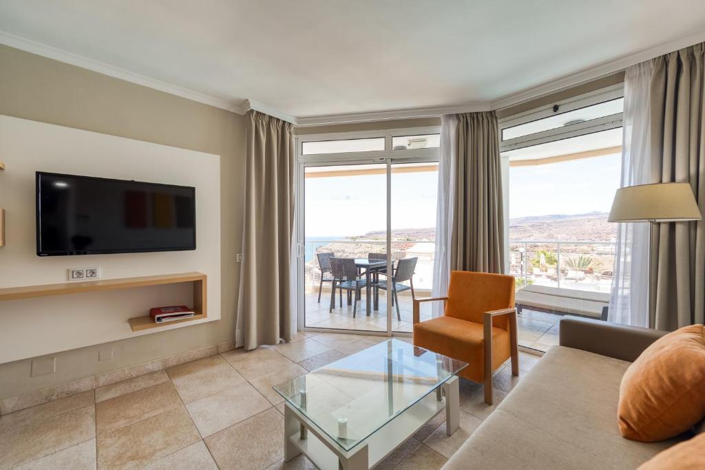 a living room with a couch and a table at Holiday Club Vista Amadores in Amadores