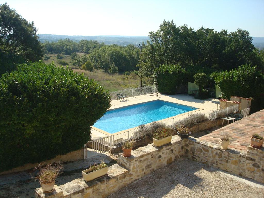 A view of the pool at Hotel Le Mas de Rivet or nearby