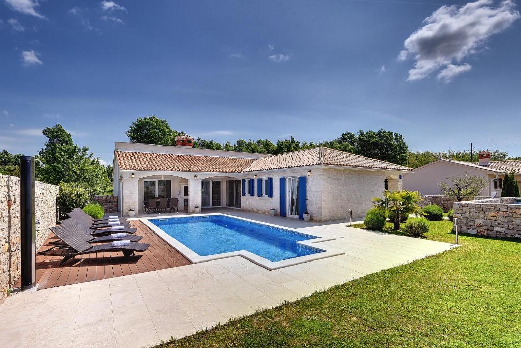 una piscina en el patio trasero de una casa en Villa Sever, en Labin