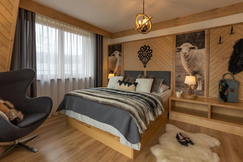 een slaapkamer met een bed en een stoel bij Dom Gościnny Bachledova in Zakopane