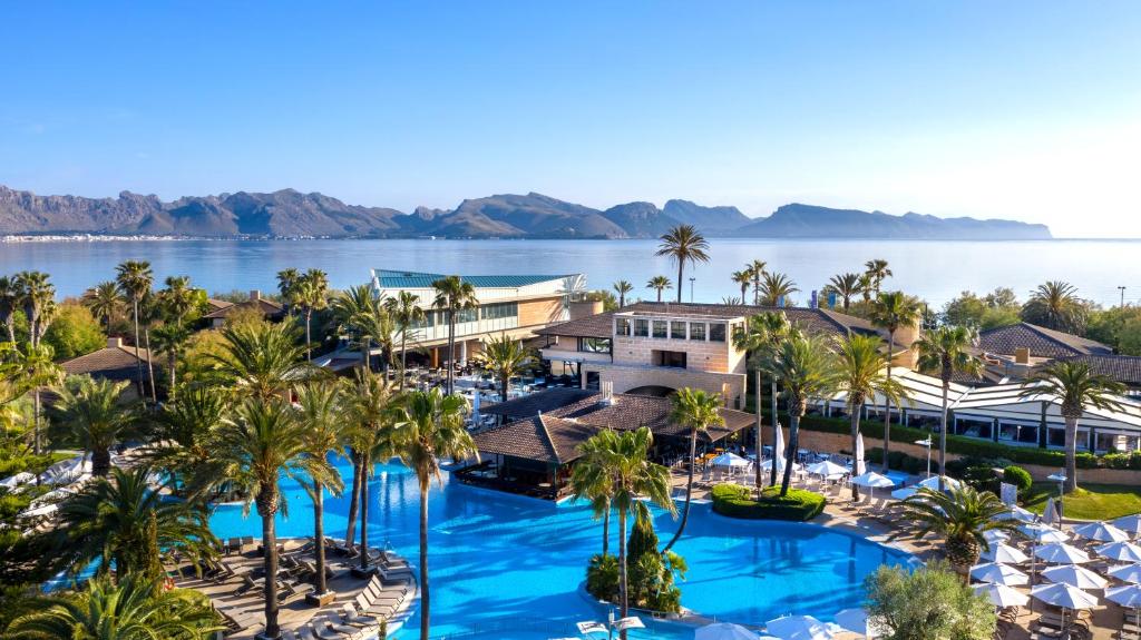 eine Luftansicht des Resorts und des Wassers in der Unterkunft PortBlue Club Pollentia Resort & Spa in Alcúdia