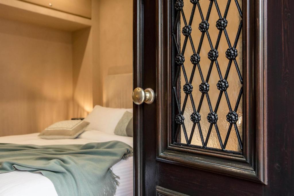 Posteľ alebo postele v izbe v ubytovaní J&G Suites