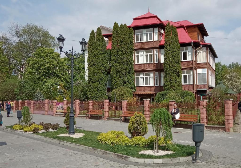 un bâtiment avec un banc devant lui dans l'établissement Сонячна, à Trouskavets