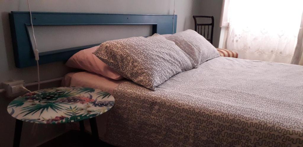 un letto con cuscino e un tavolo accanto ad esso di Casa Adriana B&B a Pachino