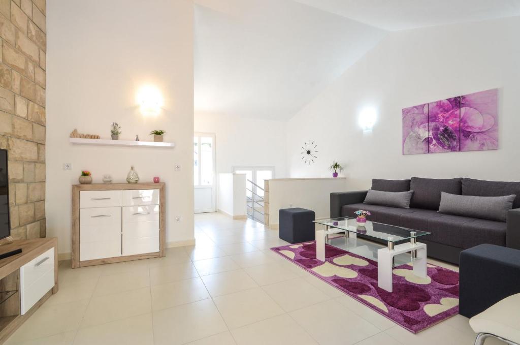 Гостиная зона в House Riva