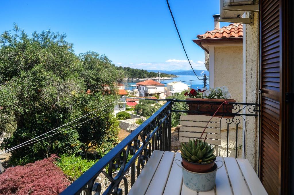 d'un balcon avec un banc et une vue sur l'eau. dans l'établissement Yiannas Studio, à Gaios