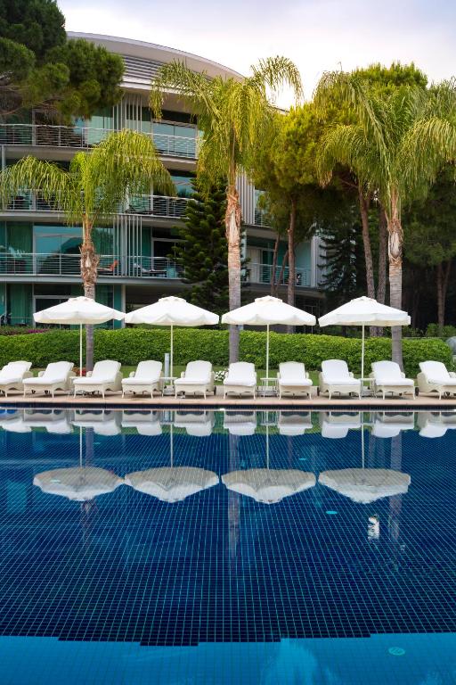 Bazén v ubytování Calista Luxury Resort nebo v jeho okolí