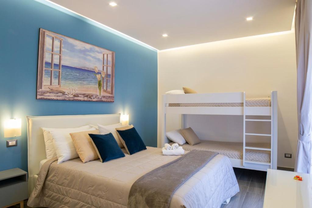 Schlafzimmer mit einem Bett und Etagenbetten in der Unterkunft B&B Maremy... I 4 Elementi in Neapel