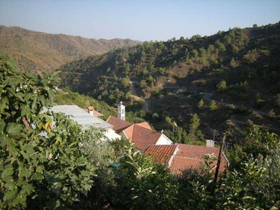 um grupo de casas no topo de uma montanha em Lasmari's Bouquet em Sykopetra