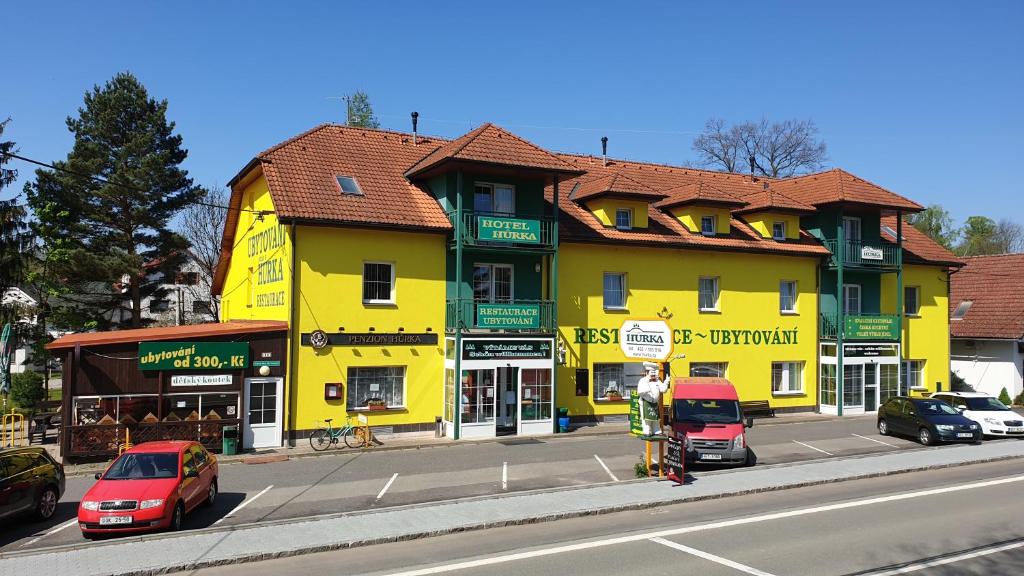 een geel gebouw aan de straatkant bij PENZION HŮRKA in Dolní Libchavy